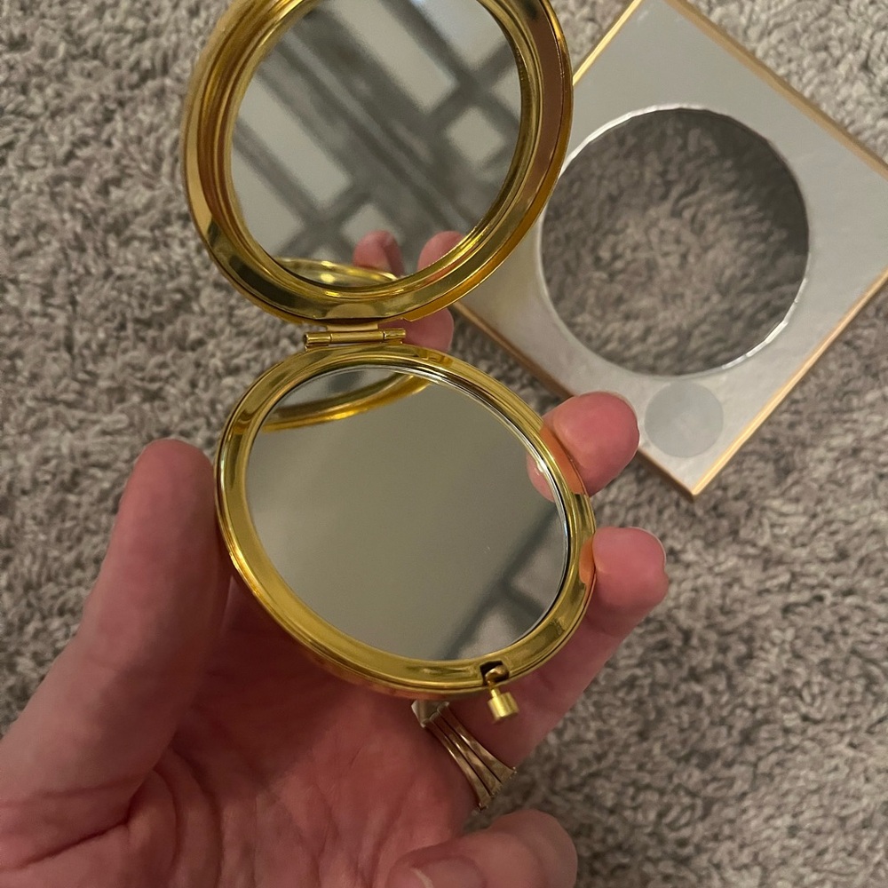 Bride Compact - Picture 2 of 2